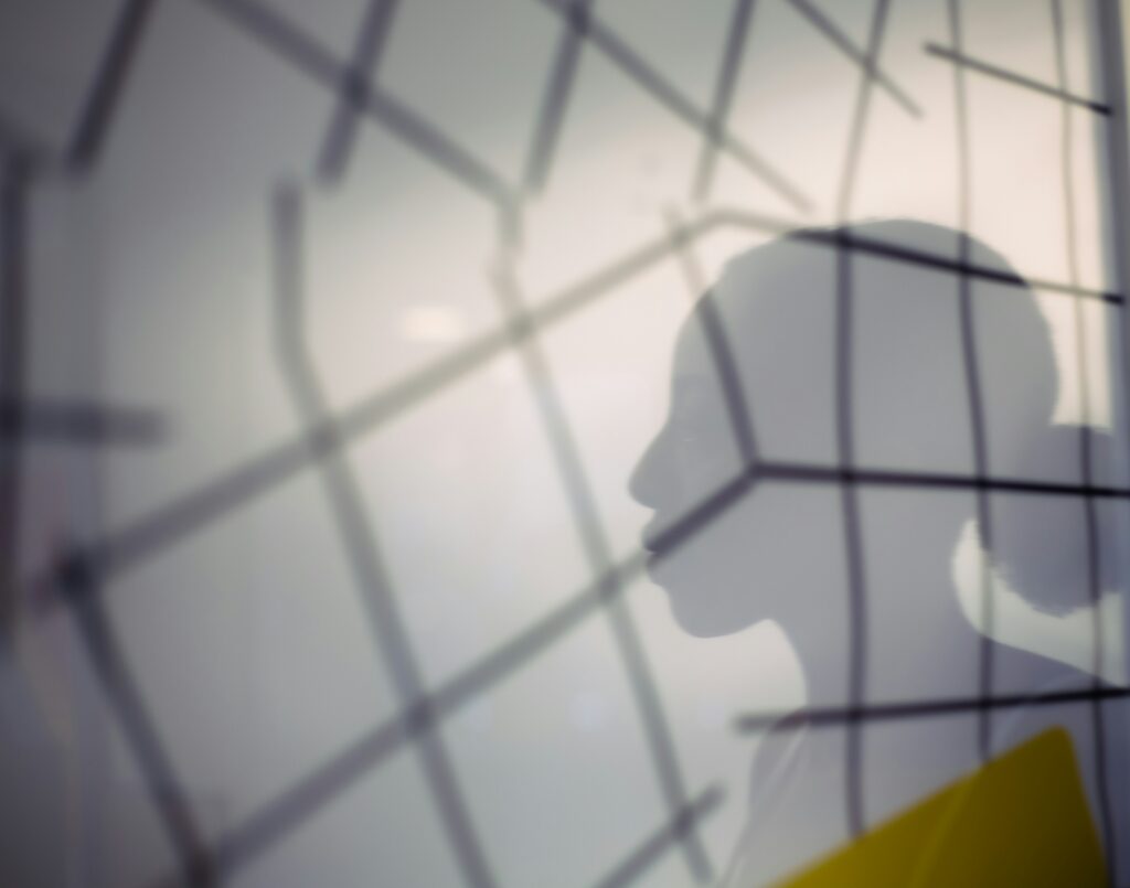 Schatten hinter Gitter als Symbol für emotionale Blockaden und Bindungstrauma