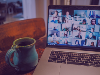 Laptop mit Online-Gruppentreffen als Symbolbild für psychologische Online-Gruppenangebote.
